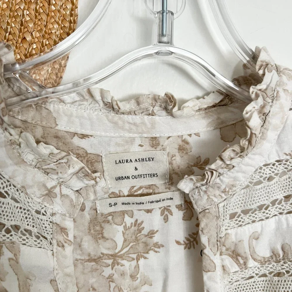 Elegant Cream Paisley Blouse - Picture 7 of 12